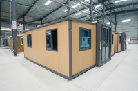 Conteneur modulaire extensible gris de 20 pieds avec cadre en bois clair, certifié CE, pour unité de glamping, dortoir de travailleurs, lodge