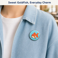 Broche Épinglette Ronde en Émail Personnalisée Motif Poisson Rouge Kawaii Mignon Cyan Orange à Pois Queue de Ventilateur Vente en Gros OEM ODM Marque Privée