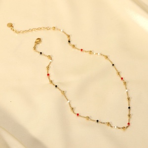 Collier à chaînes perlées plaqué or 18 carats en acier inoxydable avec émail rouge et noir - Product Image 2
