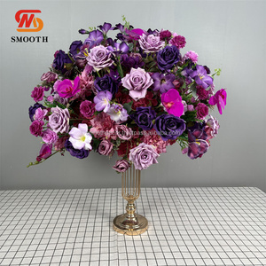 Bola de Flores Artificiales de Seda Realista al Tacto, Rosa Roja con Follaje, Centro de Mesa Navideño Colorido e Impermeable - Product Image 5