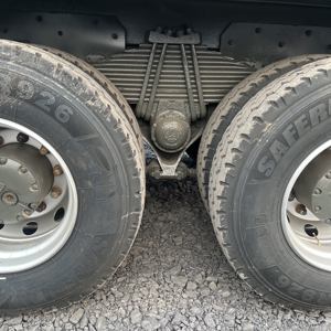 Camión Volquete SINOTRUK HOWO 8x4 de 30 Toneladas, 371hp, Euro 2, Dirección Derecha, Diésel, Usado, en Venta - Product Image 5