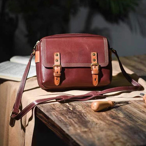 Sac messager unisexe en cuir tanné végétal fait main, fermeture éclair horizontale carrée, écologique, usage quotidien, marron noir - Product Image 3