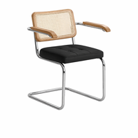 Fauteuil cantilever moderne du milieu du siècle, dossier en rotin naturel, accoudoirs en bois de noyer, coussin en microfibre noire, chrome poli