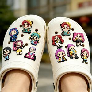 Offre Spéciale Breloques Personnalisées Créatives en PVC 2D Kpop Demon Hunters pour Chaussures Croc, Accessoires de Décoration Anime pour Filles, Vente en Gros - Product Image 3