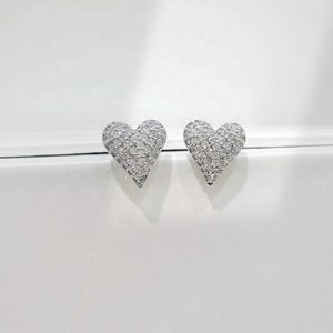 Pendientes pequeños y económicos de plata de ley 925, a la moda, hipoalergénicos, coreanos, chapados en oro de 18k, con forma de corazón. - Product Image 2