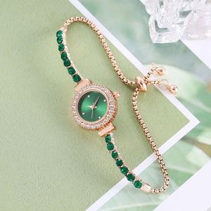 Nouvelle <span class=keywords><strong>montre</strong></span> à quartz pour femmes avec strass colorés et cadran <span class=keywords><strong>fin</strong></span> positionné librement <span class=keywords><strong>montre</strong></span>-<span class=keywords><strong>bracelet</strong></span> réglable - Product Image 4