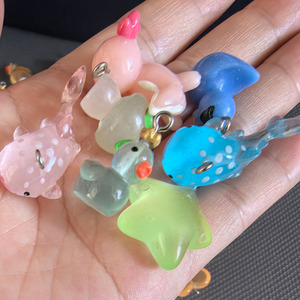Mezcla aleatoria 100 Uds 3D dibujos animados Kawaii miniatura Animal estatuilla con gancho pequeño juguete para chico lindo adorno de resina Decoración de Pastel de acuario - Product Image 2