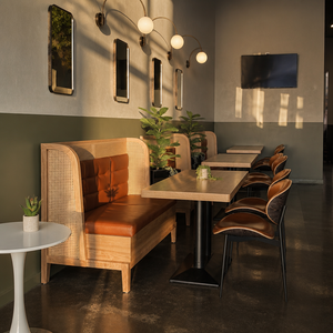 Ensemble de meubles de restaurant en bois moderne avec structure métallique et dossier en rotin pour salle à manger - Product Image 4