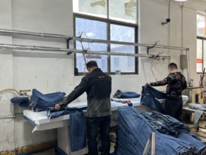 <span class=keywords><strong>Jeans</strong></span> <span class=keywords><strong>Larghi</strong></span> da Uomo in Denim Cerato Stile High Street Streetwear Hip Hop, Pantaloni Vestibilità Ampia in <span class=keywords><strong>Jeans</strong></span> Cerato Effetto <span class=keywords><strong>Pelle</strong></span> Lavata con Tasche Grandi - Product Image 6