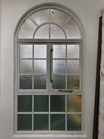 Ventana Abatible de Aleación de Aluminio con Vidrio Templado y Diseño de Persianas para Control de Insectos