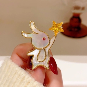 Broche Lapin Scintillante Plaqué Or avec Incrustation de Nacre, Inspirée des Contes de Fées Magiques, Étoile Jaune Étincelante - Product Image 2