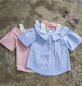 เสื้อยืดไม่มีกระดุมลายทางแนวตั้งสำหรับสาวสวย - Product Image 1