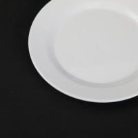Plats de dîner réutilisables ronds blancs classiques Assiettes de mariage en plastique mélamine avec logo personnalisé Assiette à manger