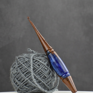Crochet en bois durable fait main avec manche en résine bleue Curio Craft CC-WC 26 pour le tricot et le crochet - Product Image 1