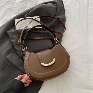 Sac à bandoulière minimaliste à boucle en métal pour femme - Product Image 6