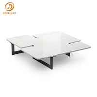 Table basse moderne de luxe avec plateau carré en marbre blanc et plateau rond en verre noir, design à plusieurs niveaux avec base en métal croisé