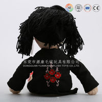 Poupée moche en peluche à poils noirs en gros, jouet doux avec des fonctions musicales et à piles, modèle de jouet