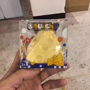 Jouet anti-stress élastique en caoutchouc souple TPR/PU, modèle alimentaire réaliste en forme de triangle de fromage, personnalisable avec logo – Vente chaude - Product Image 1
