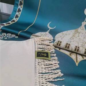 Alfombra de Oración Musulmana Clásica con Diseño de Mezquita y Bordado Floral, Lavable, Acolchada y Gruesa, Apta para Uso en Interiores y Exteriores - Product Image 1