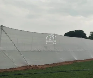 Serre ventilée écologique avec flux d'air naturel optimisé, couverture durable résistante aux UV pour légumes - Product Image 5