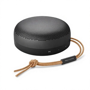 <span class=keywords><strong>Bang</strong></span> <span class=keywords><strong>Olufsen</strong></span> Beosound A1 (2.ª Generación) Altavoz Inalámbrico Portátil Resistente al Agua / Wi-Fi con Micrófono, Salida de 60W, Control por Voz - Product Image 1