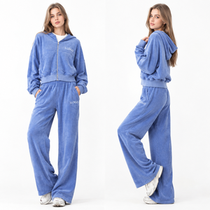 Ensemble de jogging en coton pour femme avec logo personnalisé, comprenant un sweat à capuche court zippé et un pantalon large taille haute en tissu éponge - Product Image 1