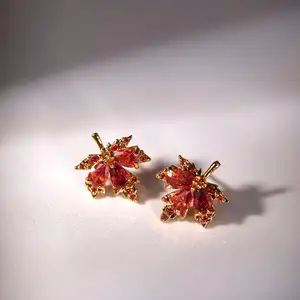 Boucles d'oreilles feuille d'érable rouge pour femmes feuilles de plantes orange rouge boucles d'oreilles en cristal étincelant zircone fête vacances mode bijoux cadeau