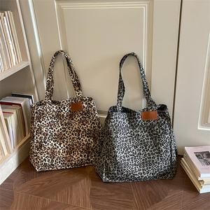 <span class=keywords><strong>Sac</strong></span> fourre-tout pour femme <span class=keywords><strong>à</strong></span> imprimé léopard, grande capacité, <span class=keywords><strong>sac</strong></span> <span class=keywords><strong>à</strong></span> bandoulière avec des matériaux écologiques européens, <span class=keywords><strong>sac</strong></span> <span class=keywords><strong>à</strong></span> <span class=keywords><strong>main</strong></span> de luxe durable - Product Image 2