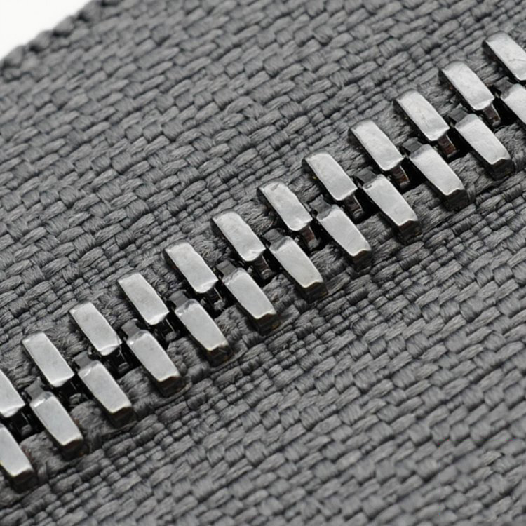 Tissu gris + dents en bronze