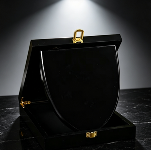 Boîte à bijoux de luxe en bois laqué avec support intérieur incurvé et quincaillerie dorée pour collier long, étui de présentation cadeau - Product Image 2