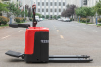 Transpalette électrique RUMLIFT modèle TE220 2000 kg, batterie plomb-acide 24 V/120 Ah, pneus en polyuréthane, mât à deux étages
