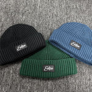 Chapeau d'hiver en acrylique avec logo brodé personnalisé, étiquette privée, patch en cuir, bonnet en tricot à revers, unisexe - Product Image 3
