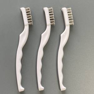 Spazzola Metallica con Manico Bianco, Spazzola Industriale con Setole, Manico Antiscivolo in Plastica, per Rimozione Ruggine, Levigatura e Lucidatura - Product Image 1