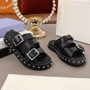 Nouvelles sandales d'été tendance de haute qualité avec rivets pour hommes, claquettes antidérapantes épaisses pour femmes, chaussures décontractées d'extérieur pour la marche - Product Image 1
