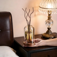 Flacon diffuseur d'arômes en verre transparent de luxe vide 130ml 200ml avec base en bois pour la maison et l'hôtel