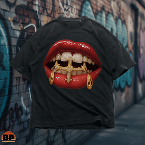 T-shirt Oversize Unisex Streetwear Vintage con Grafica Labbra e Croce Gold Grillz - Maglietta Audace con Arte Labiale - Product Image 3