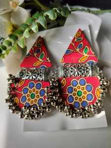 Pendientes colgantes étnicos modernos listos en stock hechos a mano con tela ligera y estilo tradicional de trabajo oxidado - Product Image 4