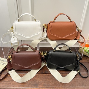 Sacs à dos pour femmes en gros – Sacs à main en cuir PU de haute qualité pour femmes, petits sacs à bandoulière, sacs fourre-tout <span class=keywords><strong>avec</strong></span> <span class=keywords><strong>large</strong></span> <span class=keywords><strong>sangle</strong></span> - Product Image 1
