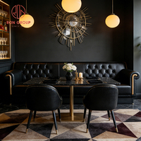 Canapé de restaurant moderne de luxe en cuir noir avec base en métal doré et table en marbre, mobilier de restaurant écologique et durable