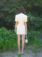 Ensemble deux pièces de haute qualité, style rétro français, avec haut à col et manches courtes dorées et jupe mi-longue en dentelle, robe d'anniversaire