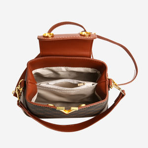 耐用的几何印花图案手提包女式方形肩包，带V标志，由聚氨酯材料制成，内衬聚酯纤维 - Product Image 2