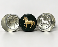 Capsules de bouteilles de spiritueux vert foncé avec logo personnalisé, finition mate, motif cheval en relief, scellage thermorétractable pour whisky, vodka, brandy, vente en gros