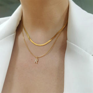 Collana a doppio strato in acciaio al titanio con catena a serpente e lama con A-Z ciondolo iniziale, girocollo di strass dolce ma spigoloso per stratificazione - Product Image 3