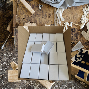 Großhandel AOPA Z # 21 Baumwollgefüllte Weiße Rechteckige Starre Schachteln mit Handgefertigtem Geprägtem Logo Kleine Karton-Schmuckgeschenkboxen - Product Image 3