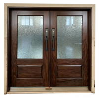 Portes d'entrée doubles résidentielles personnalisées avec cadre en bois, design de grille en verre et dessus arrondi