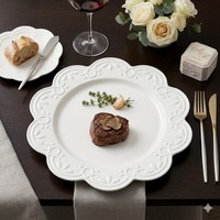 Ensemble de luxe de sous-assiettes de mariage blanches à bord festonné motif floral, vaisselle en porcelaine vintage perlée et embossée, assiette de service en céramique