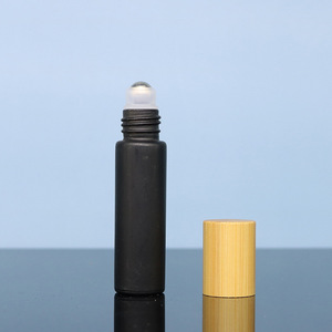 Botella de Vidrio Cilíndrica con Rodillo, Negra Mate de 10 ml con Tapa Dorada, para Uso Personal - Product Image 1