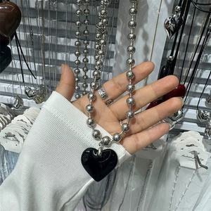 Nuevo Estilo de Joyería para Fiesta de Mujer: Collar con Colgante de Resina Moderno, Collares de Cuentas Plateadas, Gargantilla con Dije de Corazón Grande Exagerado para Chicas - Product Image 5