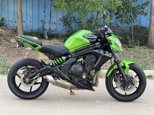 Motocicleta <span class=keywords><strong>Kawasaki</strong></span> <span class=keywords><strong>ER6N</strong></span> 650cc, Bicilíndrica en Paralelo, Refrigerada por Agua, Frenos ABS Nissin, Ideal para Principiantes y para el Uso Diario - Product Image 2