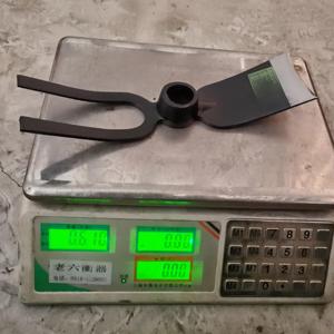 Houe de jardin à <span class=keywords><strong>2</strong></span> <span class=keywords><strong>dents</strong></span> en acier au carbone forgé, fabriquée en Chine - Product Image 6